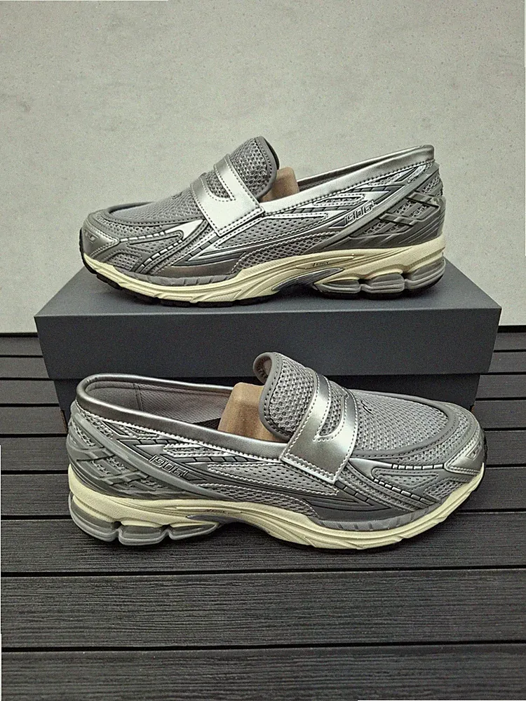 New Balance 1906 Herren Halbschuh Slipper Metallic Silber Off White Gr. 10 (UK)