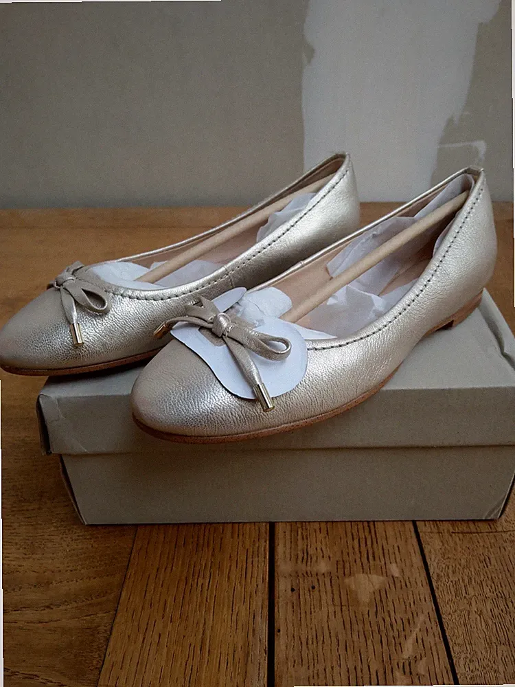 Paar flache Schuhe Ballerinas Damen Clarks Grace Lily beige Gr. 37
