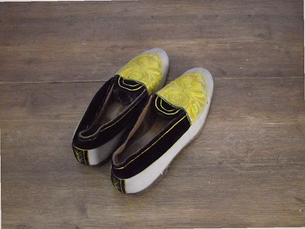Paar Mokassins Herren Hausschuhe, Leder und Samt schwarz und beige