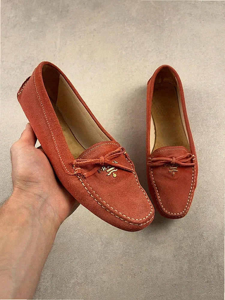 Prada Halbschuhe aus rotem Wildleder mit Schleife und goldenem Logo - Bootsschuhe