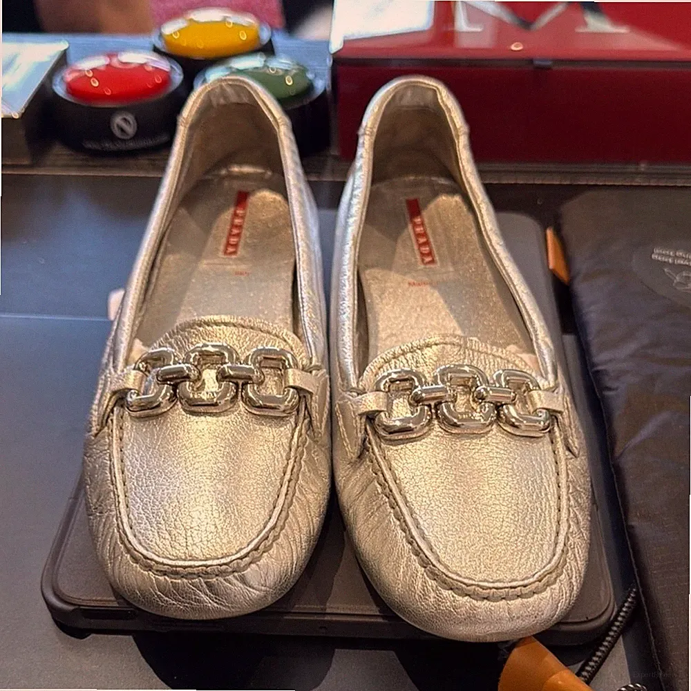 Prada Loafer mit Kette