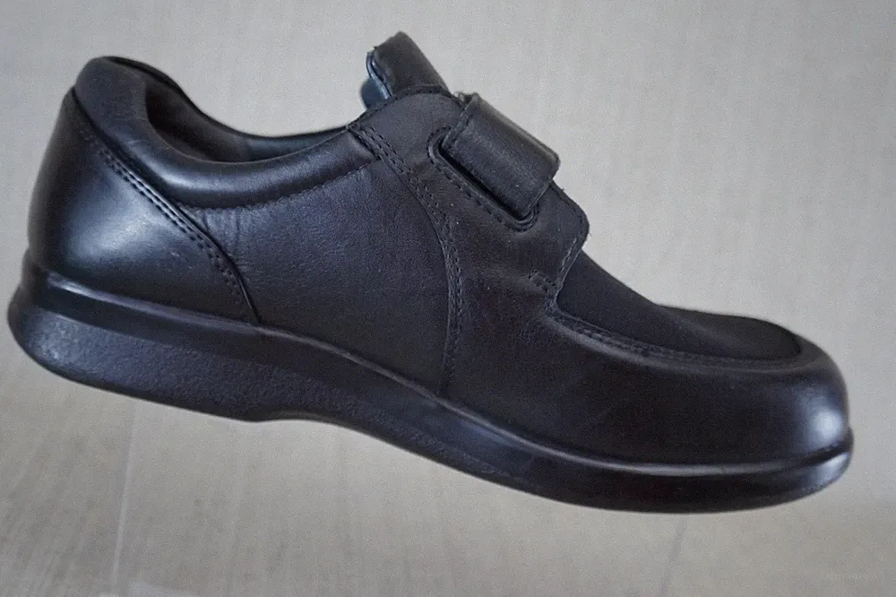 Propet comfort Men's Black straps hooked ventilated diabetic approved size 9.5