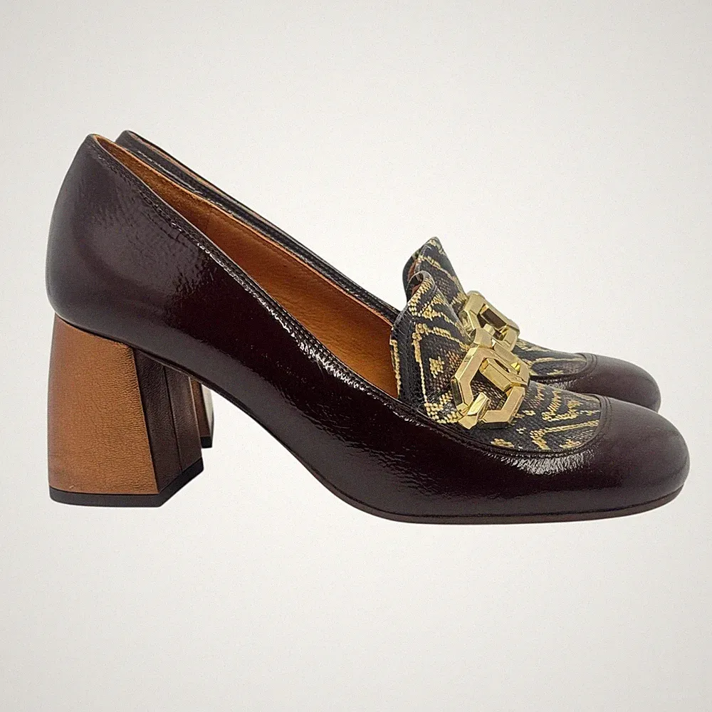 Pumps Mokassin Chie Mihara Glänzendes Leder Braun Gold Details Art. Sybro