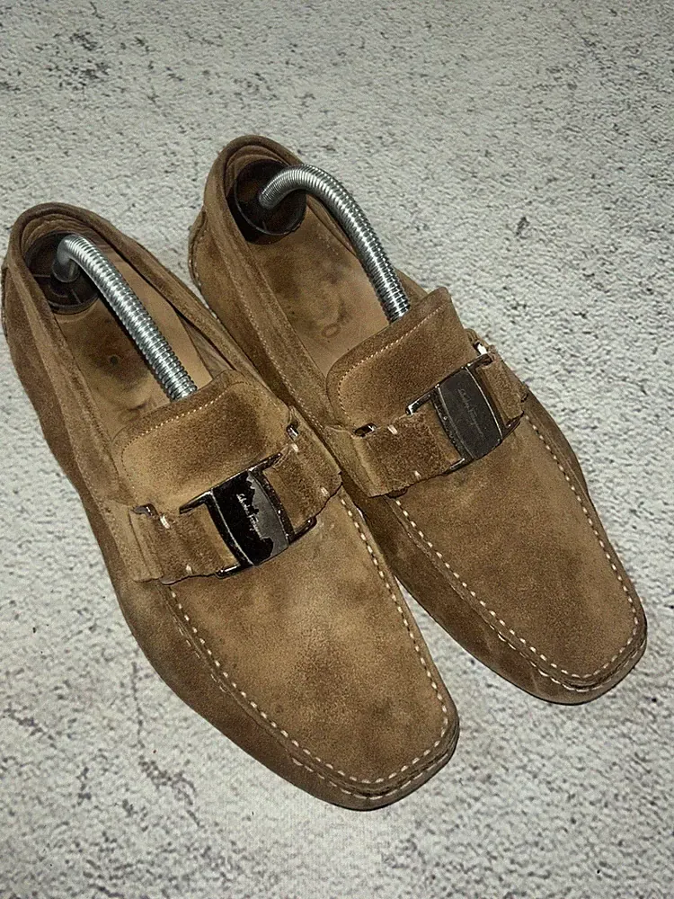 Salvatore Ferragamo braune Wildleder Halbschuhe silber Hardware Fahrmokassins