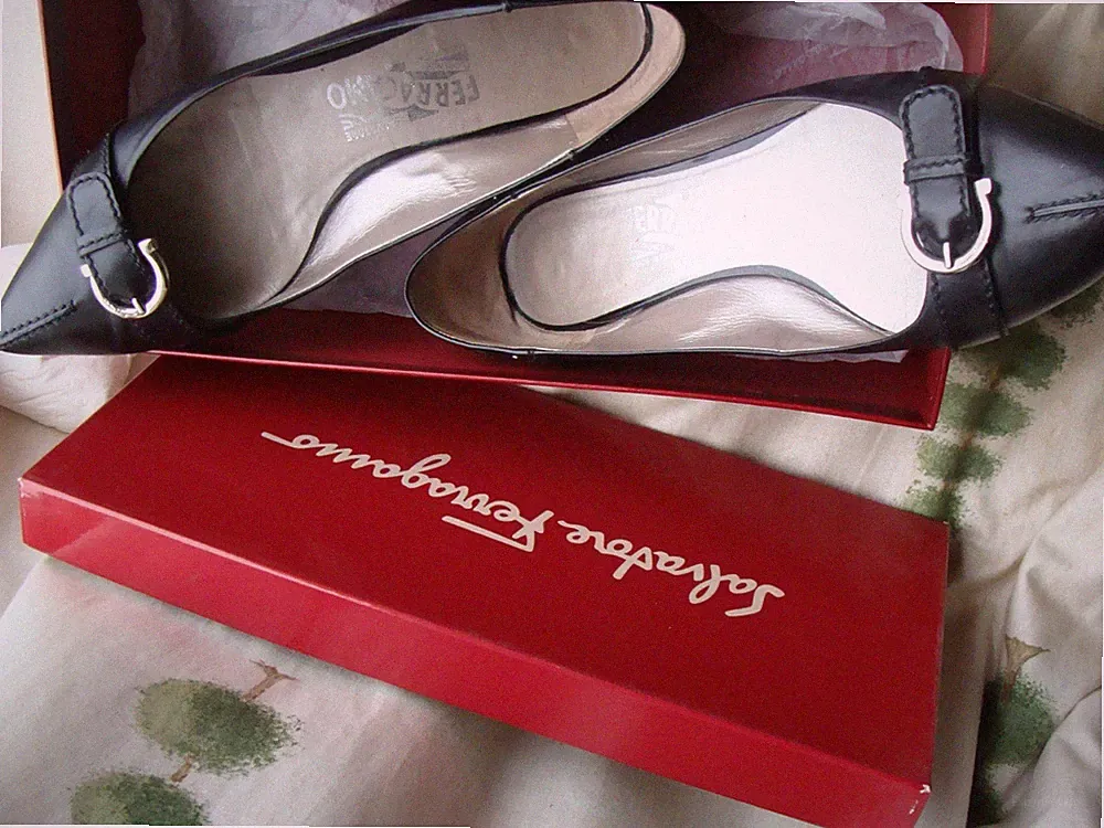 SALVATORE FERRAGAMO schwarz, flach 6 + Karton