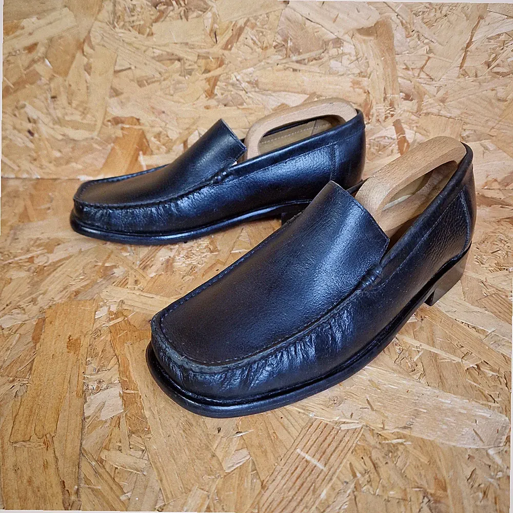 Samuel Windsor Slipper schwarze Halbschuhe aus Glattleder Größe 7,5 UK Mokassin Zehenpartie