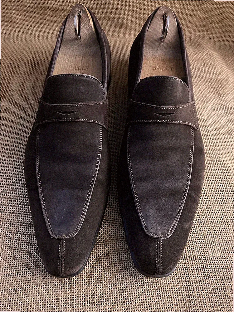 Santoni dunkelbraune Wildleder-Penny-Loafer mit geteilter Zehenpartie Größe U...