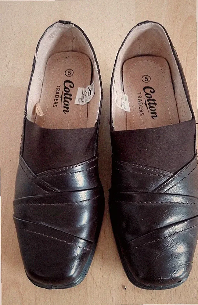 Schöne braune Leder Innen Halbschuhe Schuhe K von Cotton Traders - Gr. 5 - NEU!