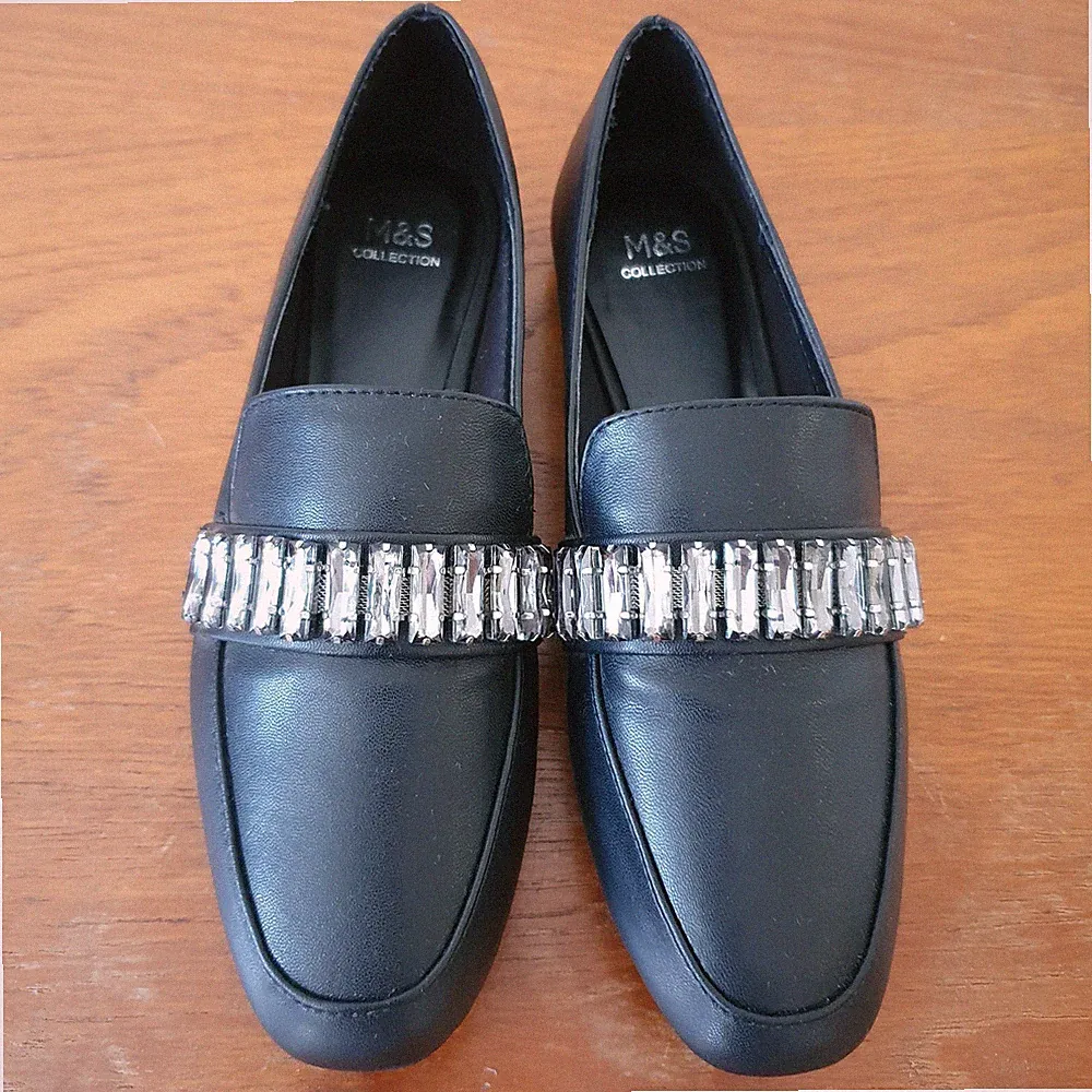 Schwarze Damen-Halbschuhe mit Schmuckbesatz und eckiger Zehenpartie UK 5 UVP 29,50 £ von M&S