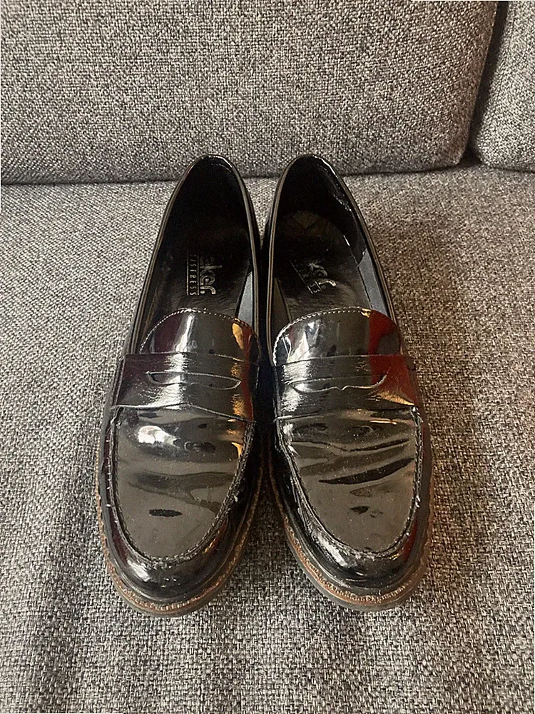 Schwarze Halbschuhe in Lacklederoptik / Black paten leather optic loafers