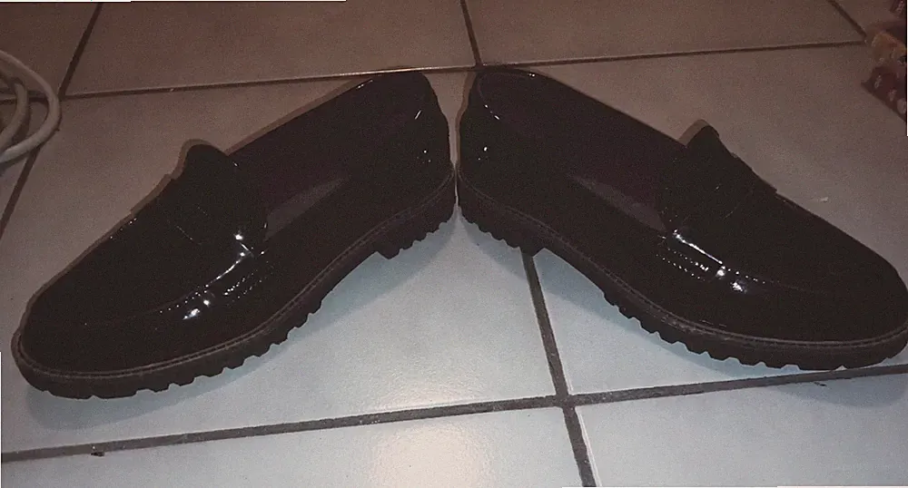 Slipper / Loafer in LacklederOptik schwarz von "Tamaris", Gr. 39
