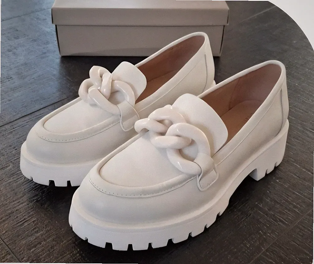 Stylische Damen-Loafer, Creme-Weiß mit Kettendetail, Gr. 39 - WIE NEU!