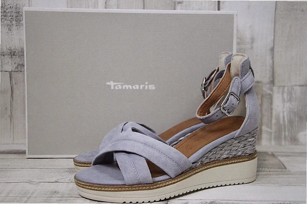 Tamaris Damen Keil Sandale hellblau mit geschlossener Ferse und Flechtmuster im