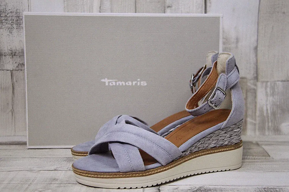 Tamaris Damen Keil Sandale hellblau mit geschlossener Ferse und Flechtmuster im