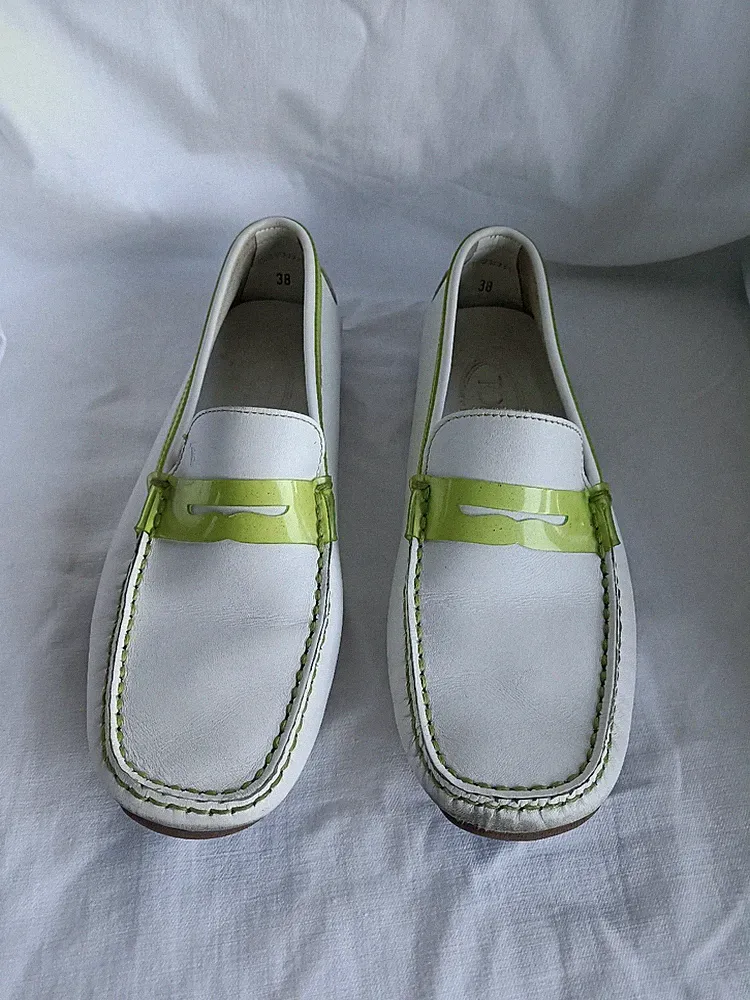 Tod's Gommino-Driving-Loafer in Weiß Kragenbesatz lindgrünem Lackleder Gr. 38
