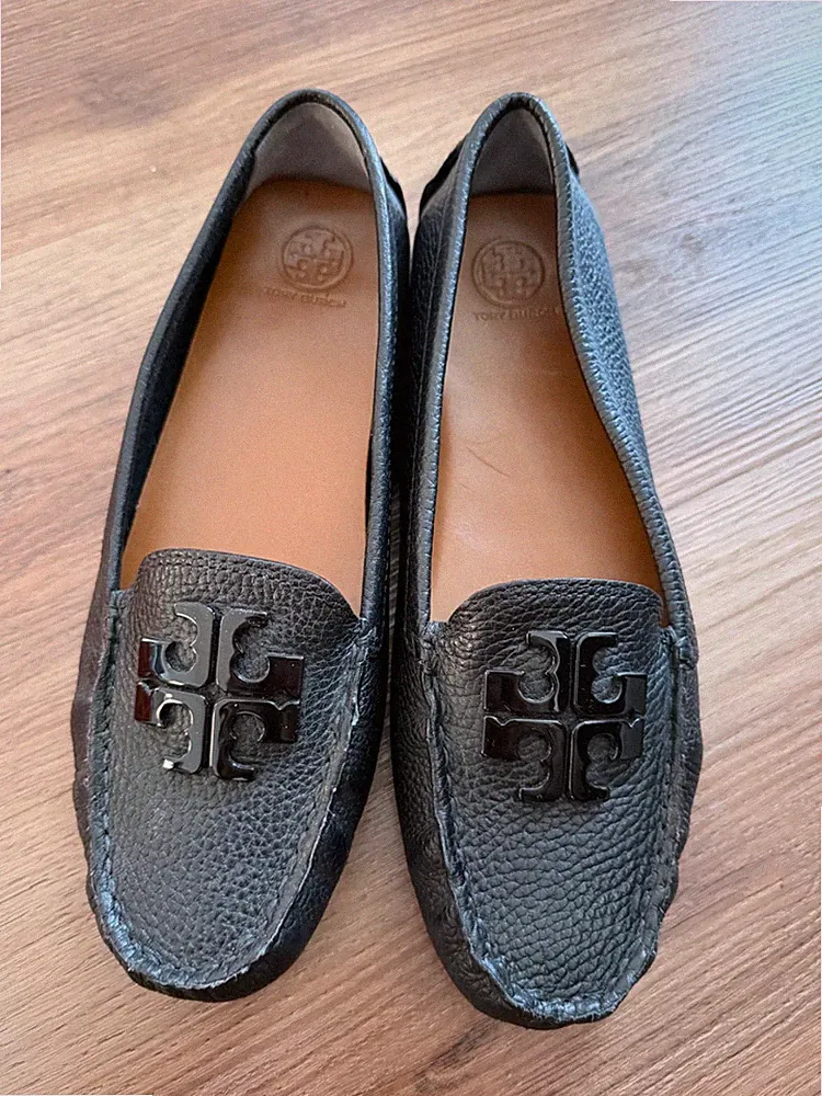 Tory Burch Loafer in Schwarz, Größe 8½M. Obermaterial und Futter aus Leder