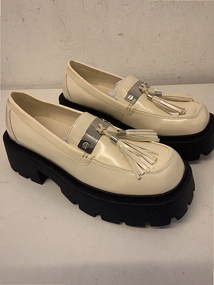 Truffle Collection Faux Square Toe Grobe Quaste Halbschuhe in Creme Gr. UK 7