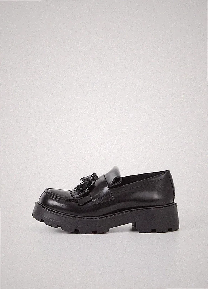 VAGABOND DAMEN HALBSCHUH AUS GEBÜRSTETEM LEDER SCHWARZ MIT QUASTEN UND FRANSEN COSMO 2.0