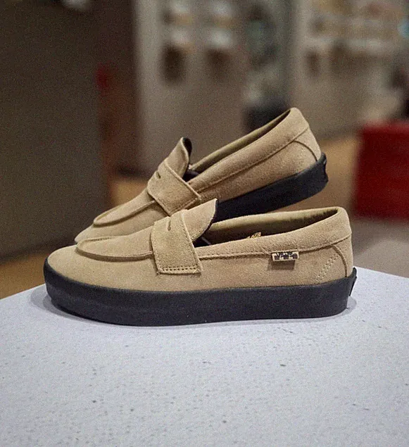 Vans Skate Loafer Suede Beige Black Casual Sneaker / VN000VA6DRT1