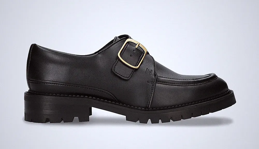 Vegane Damen Schuhe Flach loafer derby aus schwarz Apfelhaut mit Riemen Schnalle