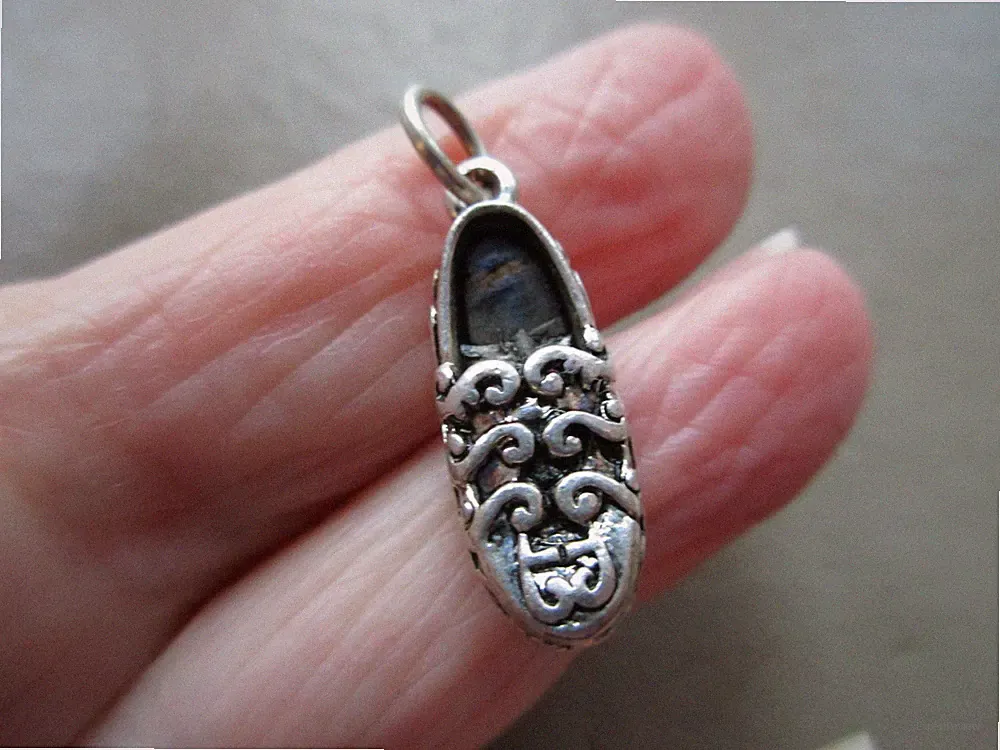 VINTAGE GROSSER ALTER SILBERFARBENER HALBSCHUH FLACHER SCHUH MOKASSIN SLIPPER CHARM ANHÄNGER