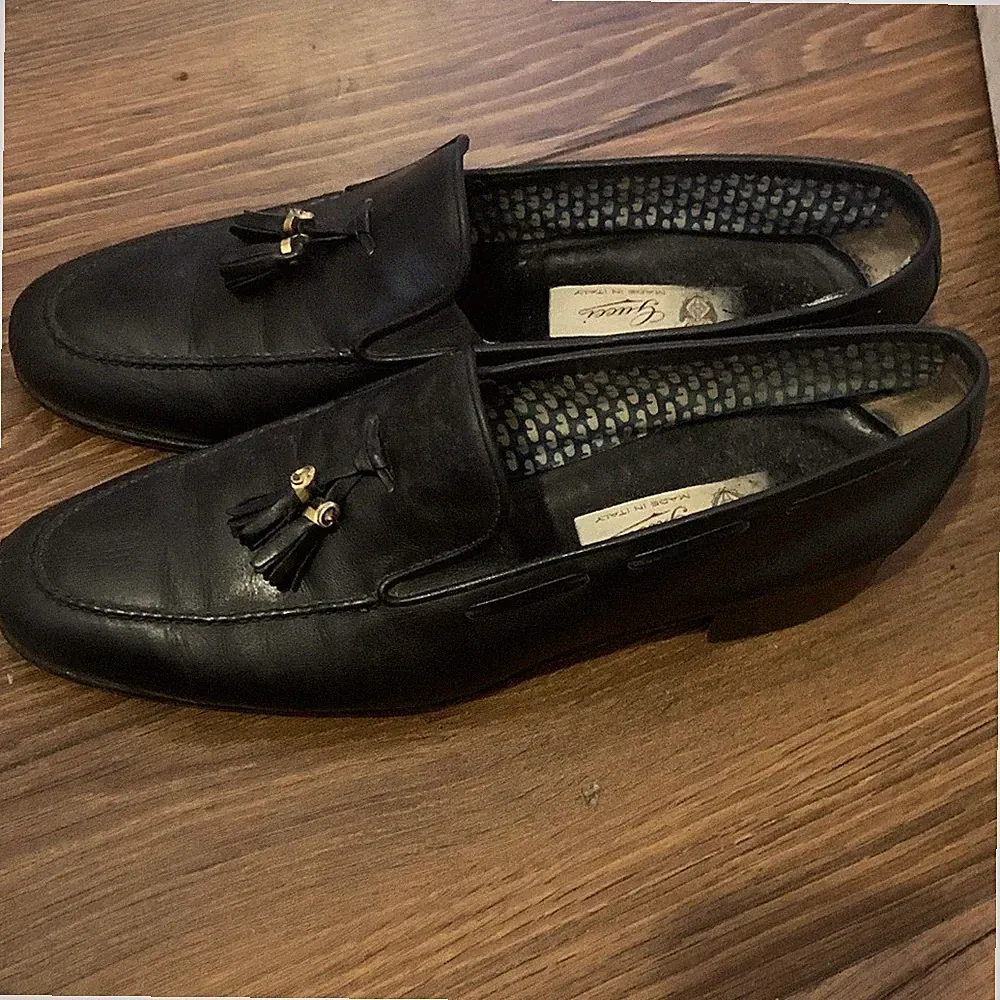 Vintage Gucci Black Leather Loafers with Tassels