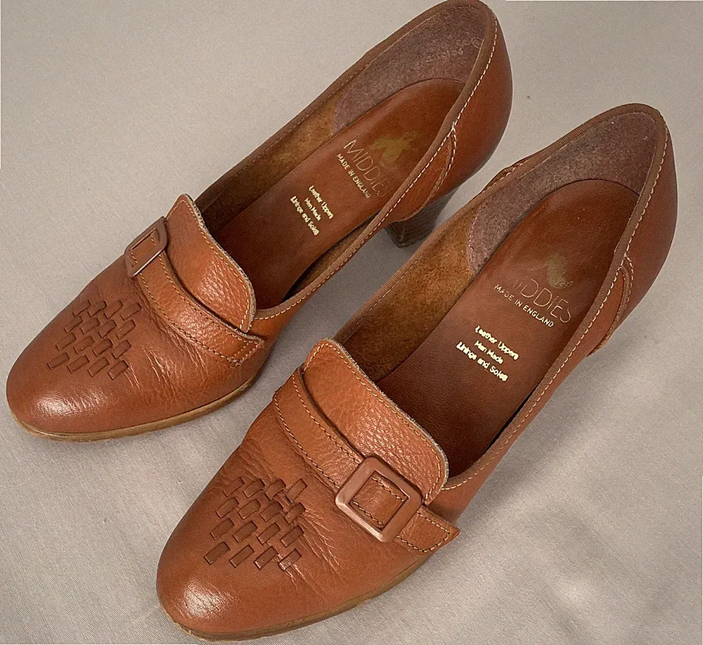 Vintage hellbraune Leder Halbschuhe mit Absatz Größe 4,5 Middies hergestellt in England Webart/Schnalle