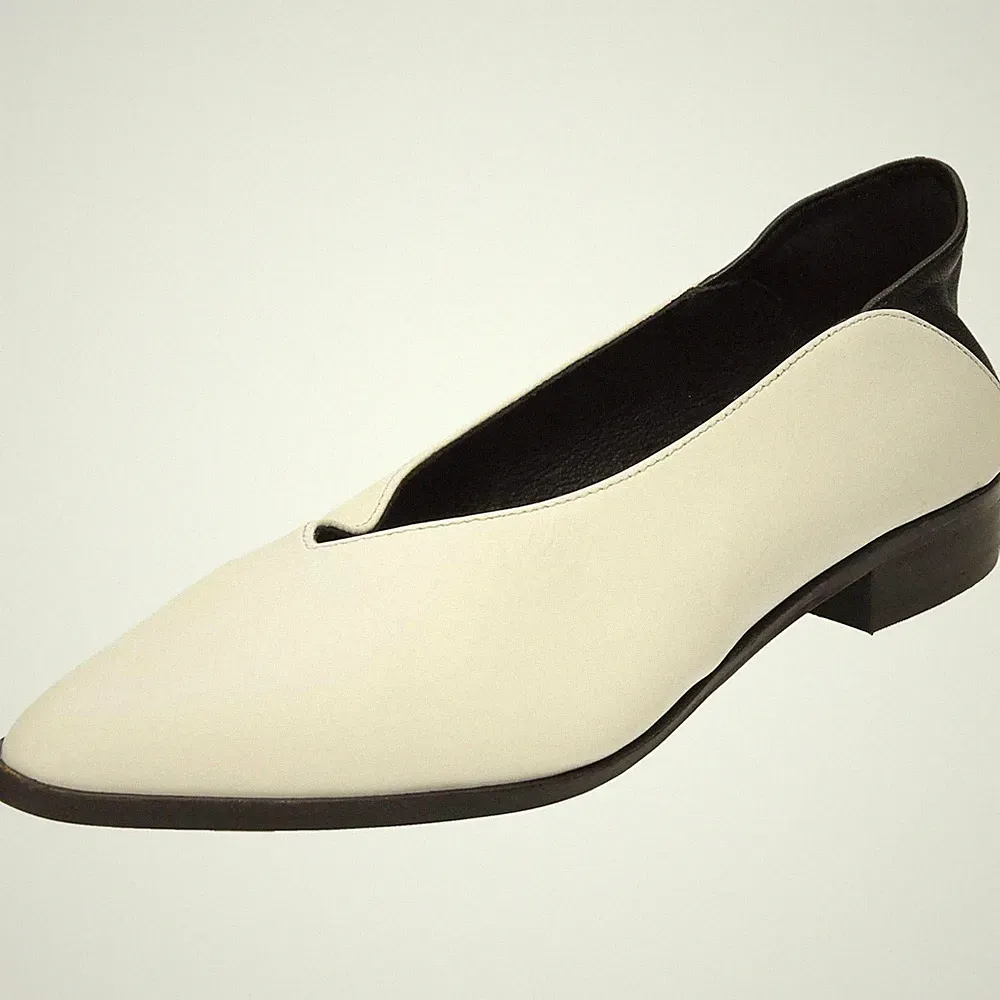 Weiße flache Leder-Ballerinas zusammenklappbarer Absatz Pumps Braut schwarz Shellys London
