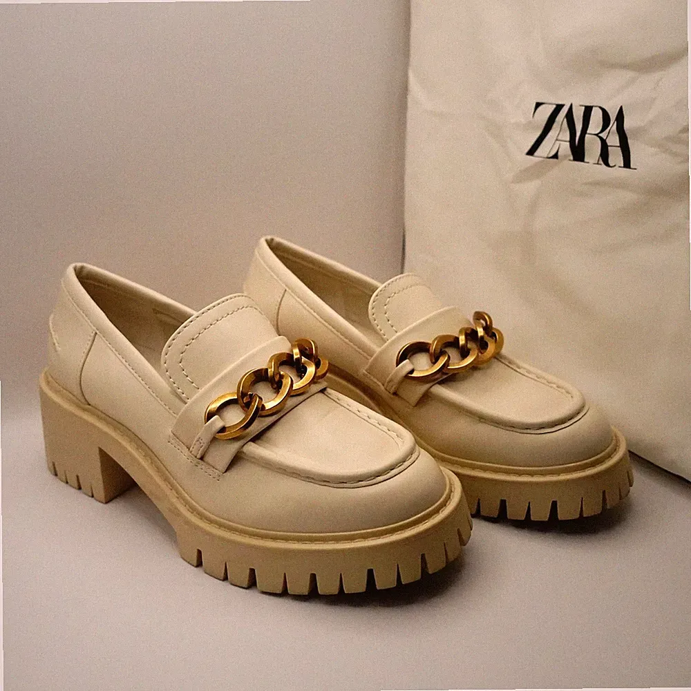 Zara Halbschuhe Elfenbein Damen 37 Gold Riemen Modern UK 4,5 Loafers Ivory